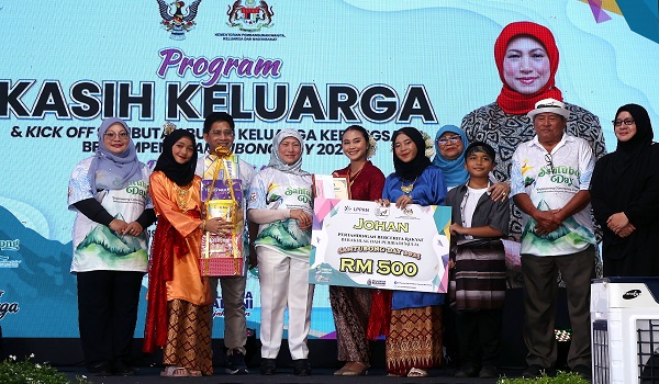 Menteri Pembangunan Wanita, Keluarga dan Masyarakat, Datuk Seri Nancy Shukri menyampaikan hadiah kepada wakil sekolah yang memenangi acara Cerita Rakyat sempena Perasmian Program Kasih Keluarga dan pelancaran Kick Off Sambutan Bulan Keluarga Kebangsaan 2025 di Santubong, Sarawak /BERNAMA